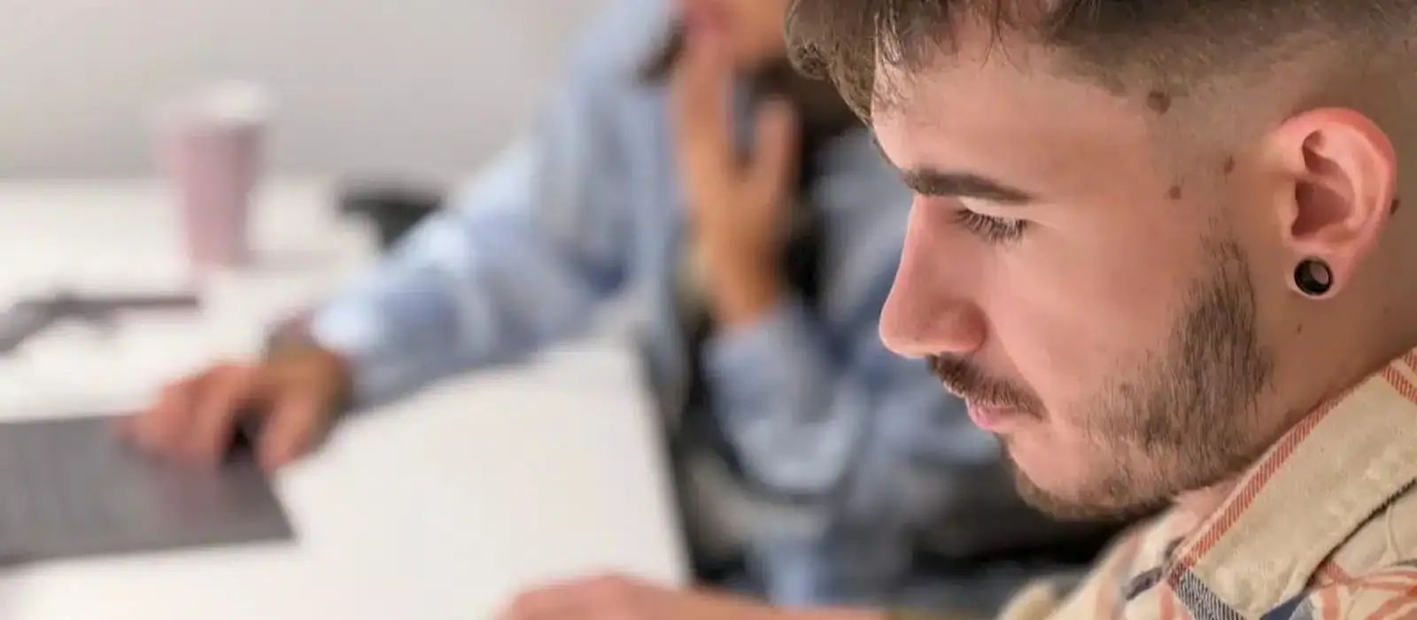 Profesionales de DDigitals concentrados durante una sesión de trabajo