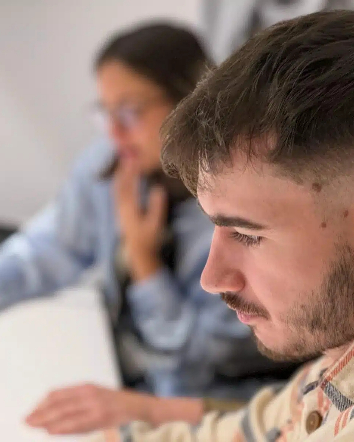 Alumno concentrado durante una formación práctica de DDigitals Academy